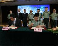 中大沈祖堯校長(左)與上海第二軍醫大學劉振全校長(右)簽定學術交流協議。